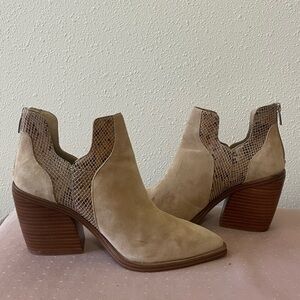 LIKE NEW 𝗩𝗶𝗻𝗰𝗲 𝗖𝗮𝗺𝘂𝘁𝗼 Tan Suede ankle boots